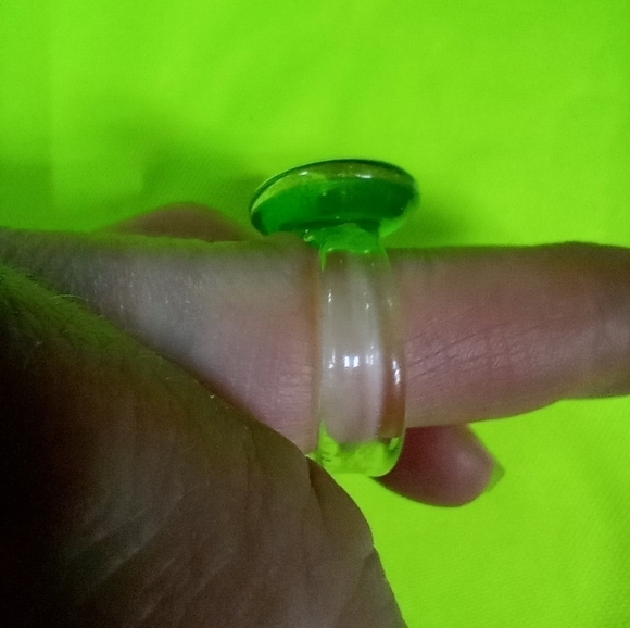 Clear green and gold glass ring size 9 - Picture 2 of 6